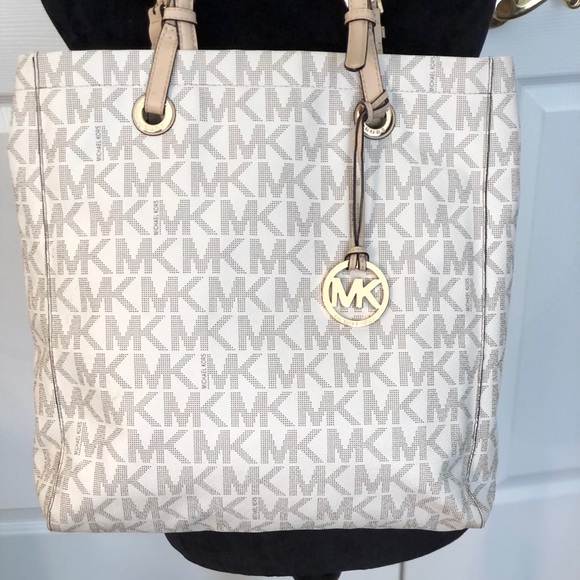 Michael Kors Handbags - Micheal Kors PRICE DROP FROM $125. TO 93